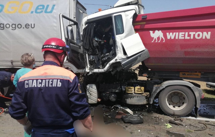В массовом ДТП под Саратовом погиб водитель грузовика MAN