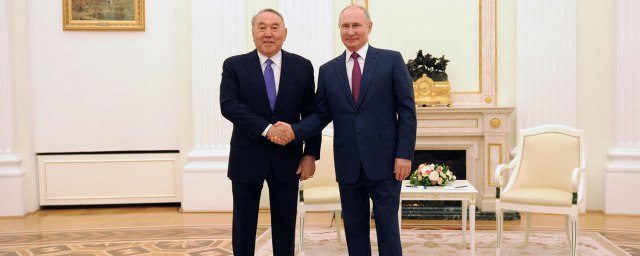 Назарбаев поблагодарил Путина за оказание помощи Казахстану во время пандемии ковида