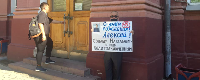 В Астрахани задержали пикетчика, поздравлявшего Навального с днем рождения