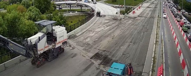 Евгения Куйвашева возмутил простой работ на мосту в Екатеринбурге рядом с автомобильной пробкой