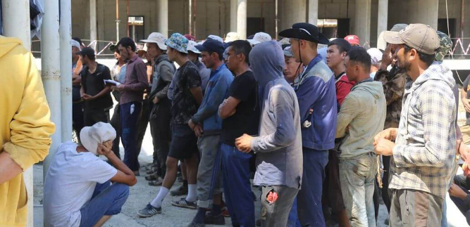 В Анапе во время рейда выявили более 100 нелегальных мигрантов на стройке