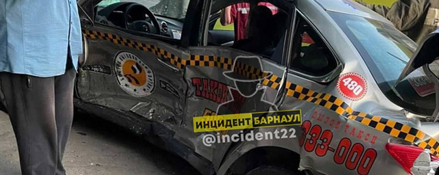 В Барнауле в жёстком ДТП пострадал водитель такси