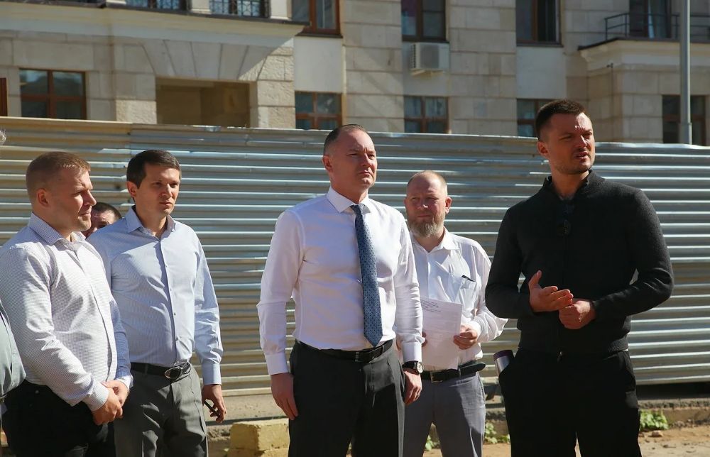 Глава Красногорска Алексей Спасский посетил стройплощадку школы в Опалихе