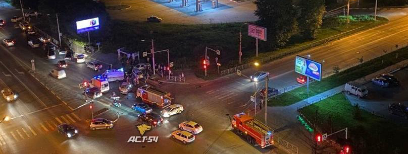 В Новосибирске водитель KIA Rio пострадал во время ночного столкновения трёх автомобилей