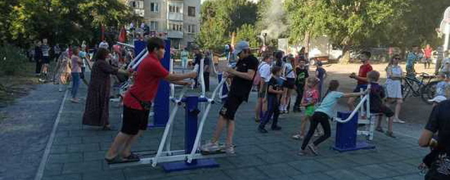 В Новосибирске олимпийские чемпионы открыли детскую спортивную площадку