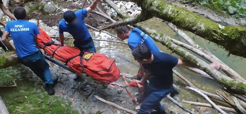Российский турист погиб в Абхазии после падения в 40-метровую пропасть