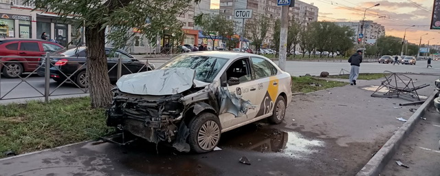 В Омске водитель такси выехал на тротуар и сбил трех пешеходов