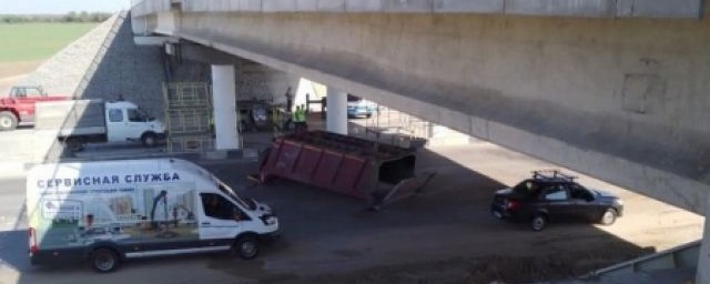 В Иловлинском районе забывчивый водитель КамАза потерял кузов после столкновения с мостом