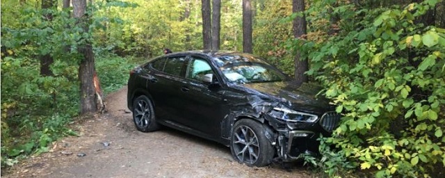 Раскрыта тайна брошенного разбитого BMW X6  в шарташском лесу Екатеринбурга