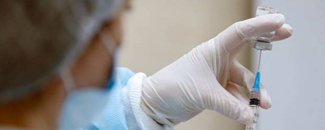 В России начали испытания по одновременному введению вакцин от COVID-19 и гриппа