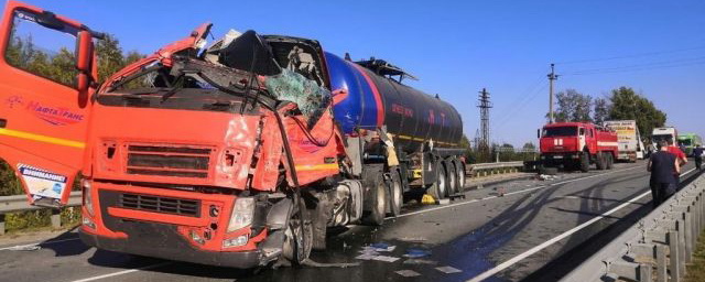 В Новосибирской области в ДТП погиб 24-летний водитель грузовика