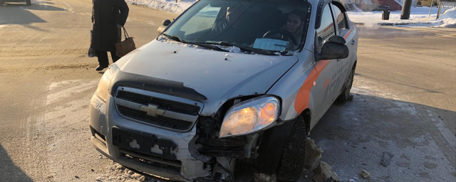 В Тамбове водитель, нарушив ПДД, врезался в учебную машину