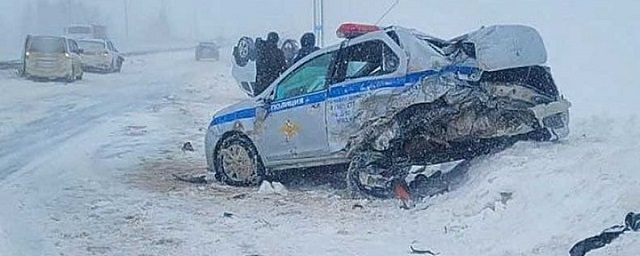 В Башкирии на трассе BMW влетел в стоящую машину ДПС,  пострадал полицейский