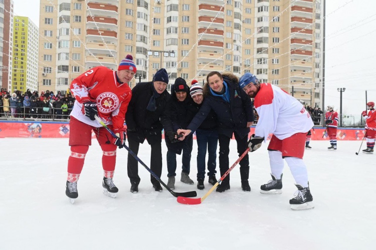 В Красногорске прошла игра легендарных хоккеистов с молодыми спортсменами