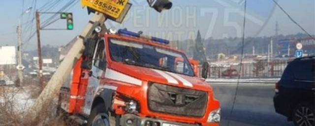 В Чите на спешившую по вызову пожарную машину упал бетонный столб