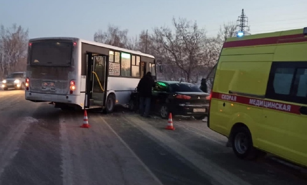 В Омске в ДТП с пассажирским автобусом пострадали два человека