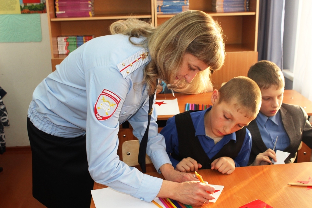 Сотрудники ГАИ научили школьников Красногорска делать светоотражатели