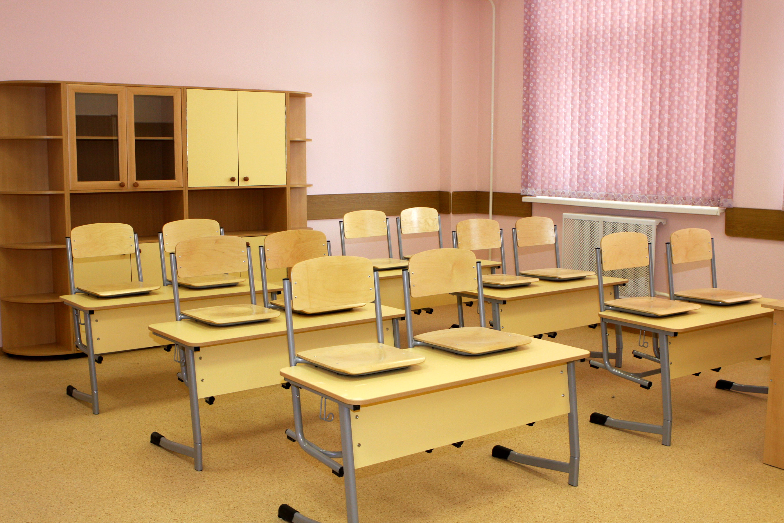 Ростовая школьная мебель. Школа 207 Новосибирск. Школьная мебель. Мебель для класса в школе. Столы для учебного класса.
