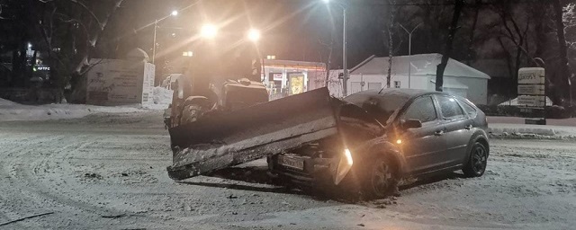 В Воронеже трактор ковшом раскурочил иномарку