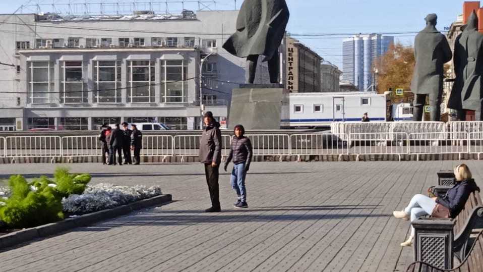 На площади Ленина в Новосибирске установили ограждения и полицейские автомобили