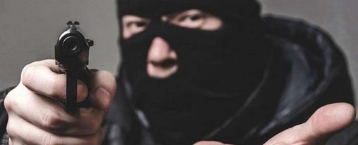 В Калининграде вооруженный грабитель украл из банка более 500 тысяч рублей и скрылся