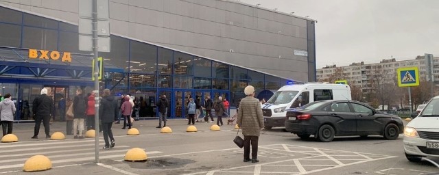 В Петербурге посетителей «Ленты» на улице Бухарестской эвакуировали из-за подозрительного предмета
