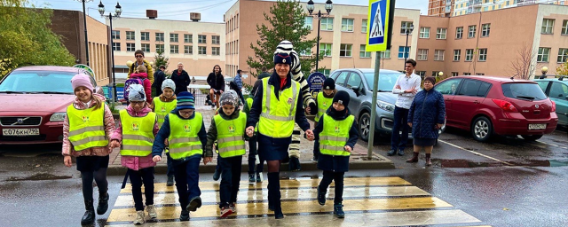 В Красногорске большая Зебра помогает разъяснять детям правила дорожного движения