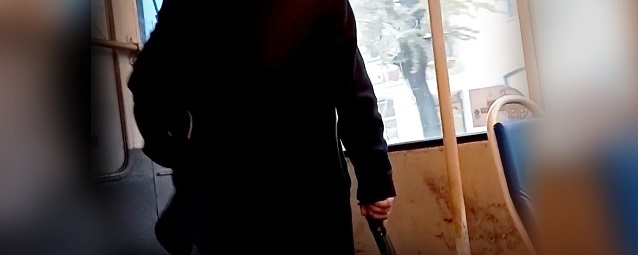 Челябинские полицейские нашли мужчину с оружием, который напугал пассажиров трамвая № 18