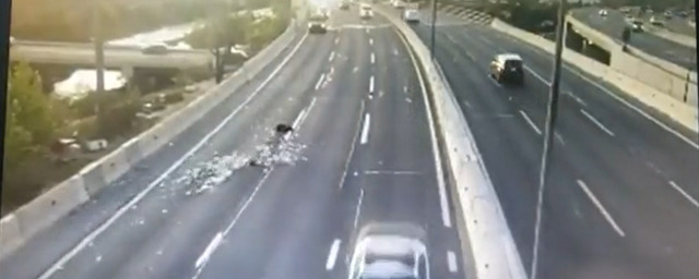 В Чили грабители, скрываясь от погони, выбросили на шоссе сумку с деньгами