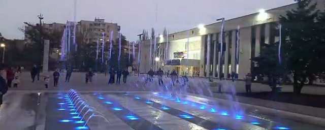 В Керчи протестировали новый светомузыкальный фонтан у ДК «Корабел»