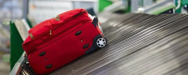 Более 10 тыс. рублей выплатят «Уральские авиалинии» пассажиру за сломанное колесо чемодана