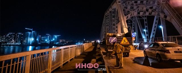 В Астрахани начали заделывать ямы на Старом и Новом мостах