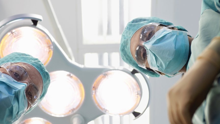 В США 70-летнему мужчине удалили опухоль мозга, которая проросла до ноздрей