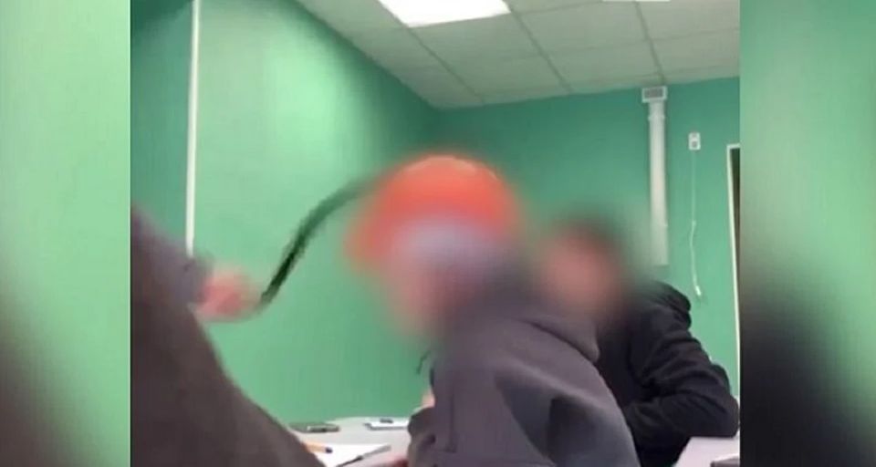 В Екатеринбурге преподаватель ударил студента по голове из-за телефона