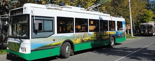 В честь 100-летия Адыгеи на улицы Майкопа вышел брендированный троллейбус