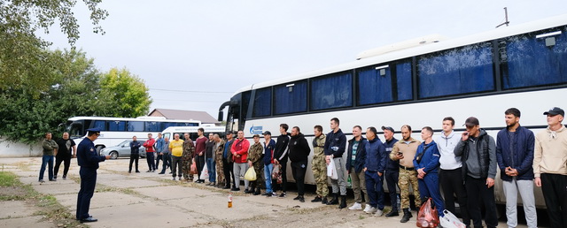 В Астрахани более 70 мобилизованных отправились на боевую подготовку