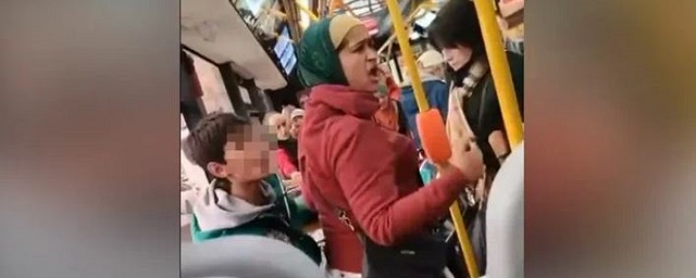 Петербуржцы вытолкали из троллейбуса двух женщин с колясками у станции метро «Московская»