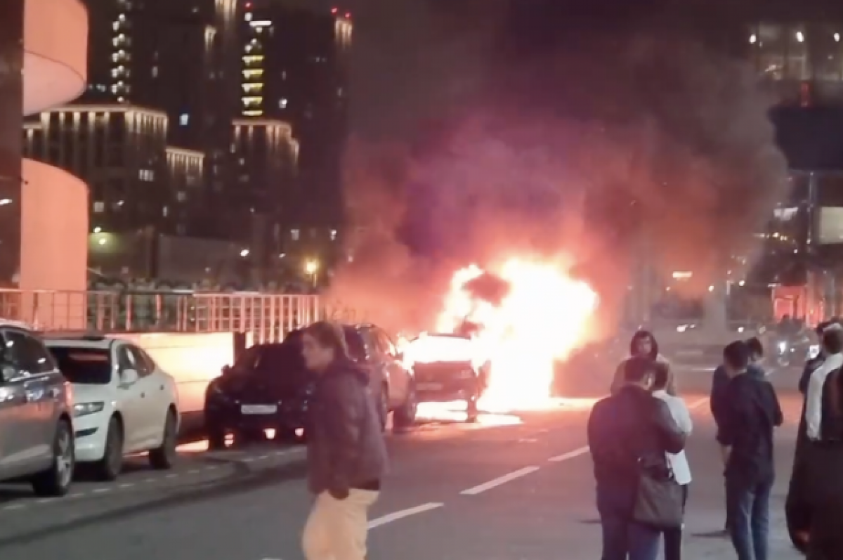 В «Москва-Сити» возле башни «Федерация» сгорели два автомобиля