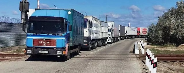 Аксенов предложил проверять в Ростове грузовики, следующие в Крым
