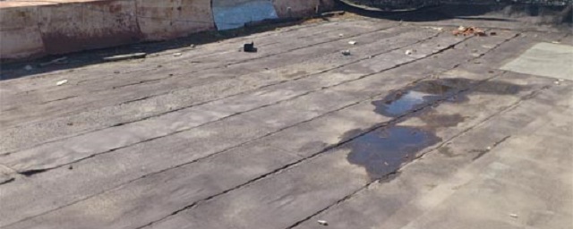 В Пскове ремонт протекающей крыши многоэтажки перенесли из-за плохой погоды