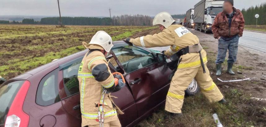 В Марий Эл спасатели извлекли водителя из искореженного автомобиля
