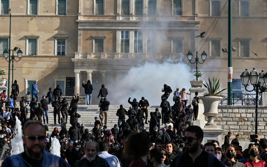 В Греции начались массовые столкновения во время протестов против повышения цен