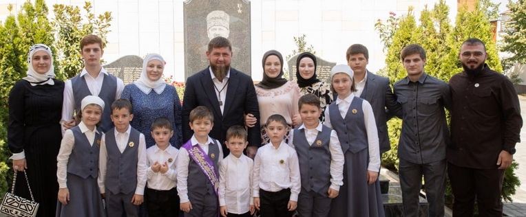 Путин присвоил звание «Мать-героиня» жене главы Чечни Медни Кадыровой