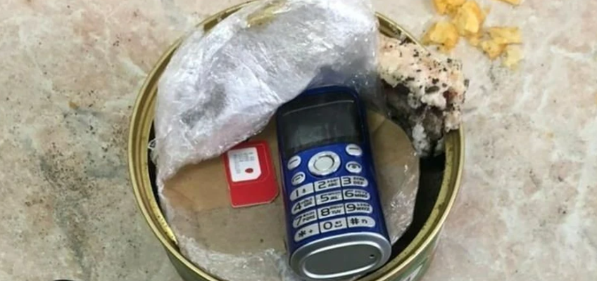 Телефон в банке из-под тушенки пытались передать заключенному в Адыгее