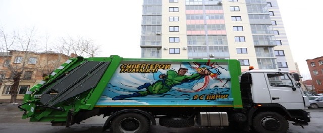 В Челябинске появились мусоровозы с зеленым суперменом