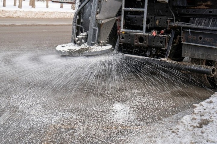 Более 50 тонн соли и песка всыпали на дороги из-за гололеда в Йошкар-Оле