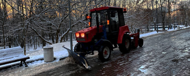 Более тысячи рабочих чистили Красногорск от первого снегопада