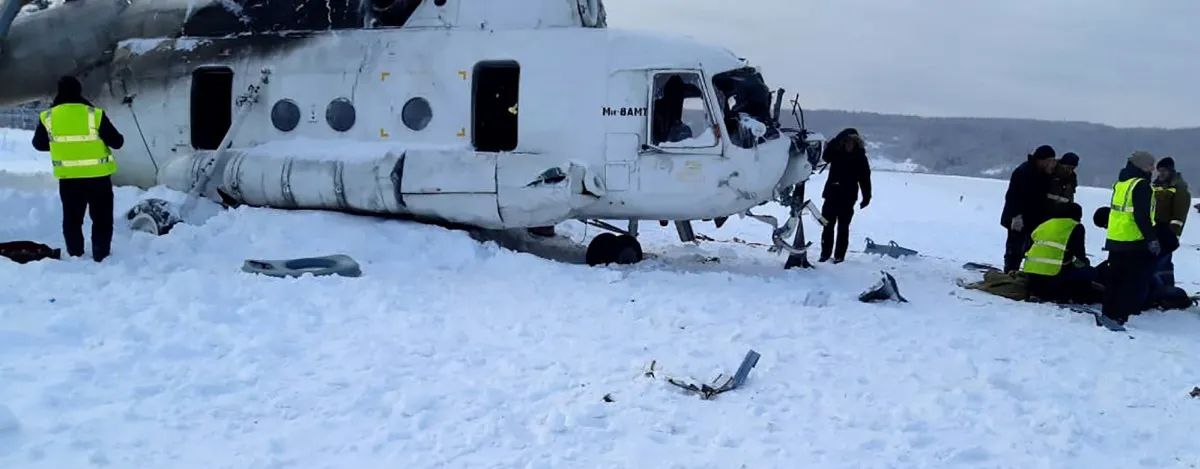 В иркутскую больницу доставили экипаж вертолета Ми-8, пострадавшего при жесткой посадке
