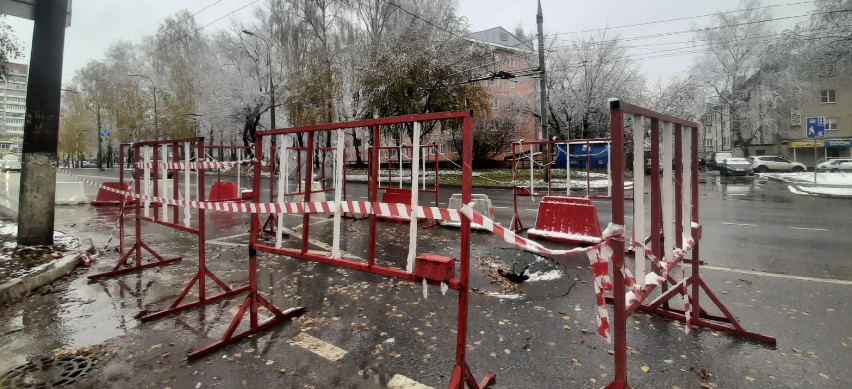 В Йошкар-Оле перекрыли дорогу на улице Панфилова из-за провала асфальта