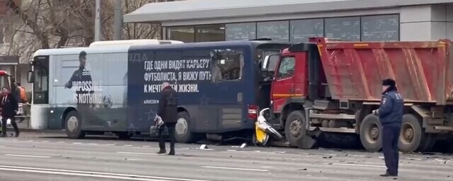 Водитель и пассажир такси погибли в ДТП с автобусом и грузовиком в Москве